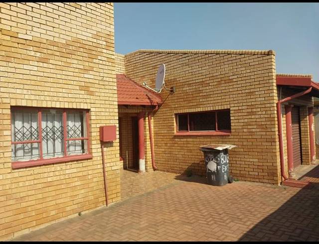 4 BEDROOM HOUSE FOR SALE IN PROTEA GARDEN